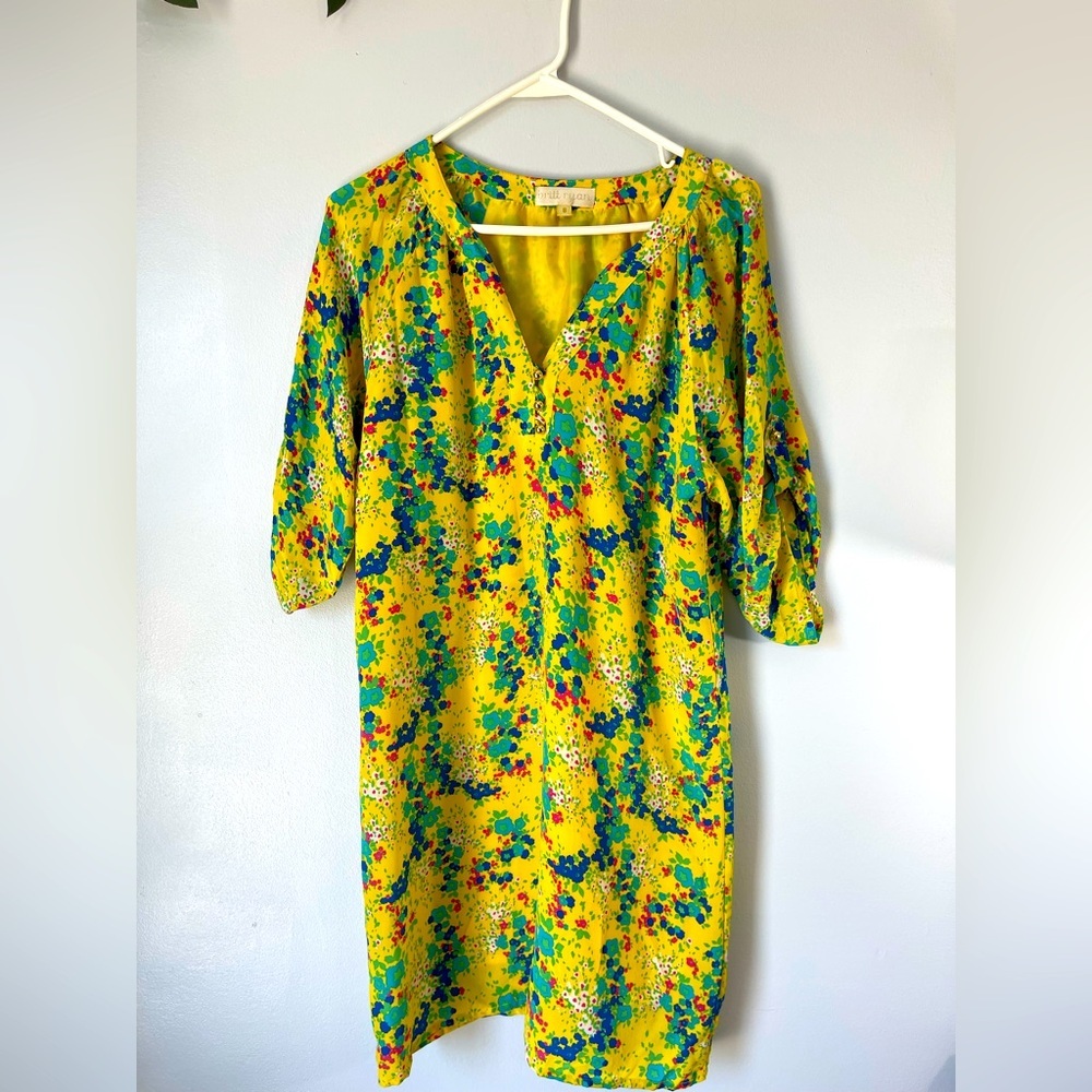 100% SILK Britt Ryan Floral Yellow Dress Size 8 Gold Buttoned V-Neckline Closure
